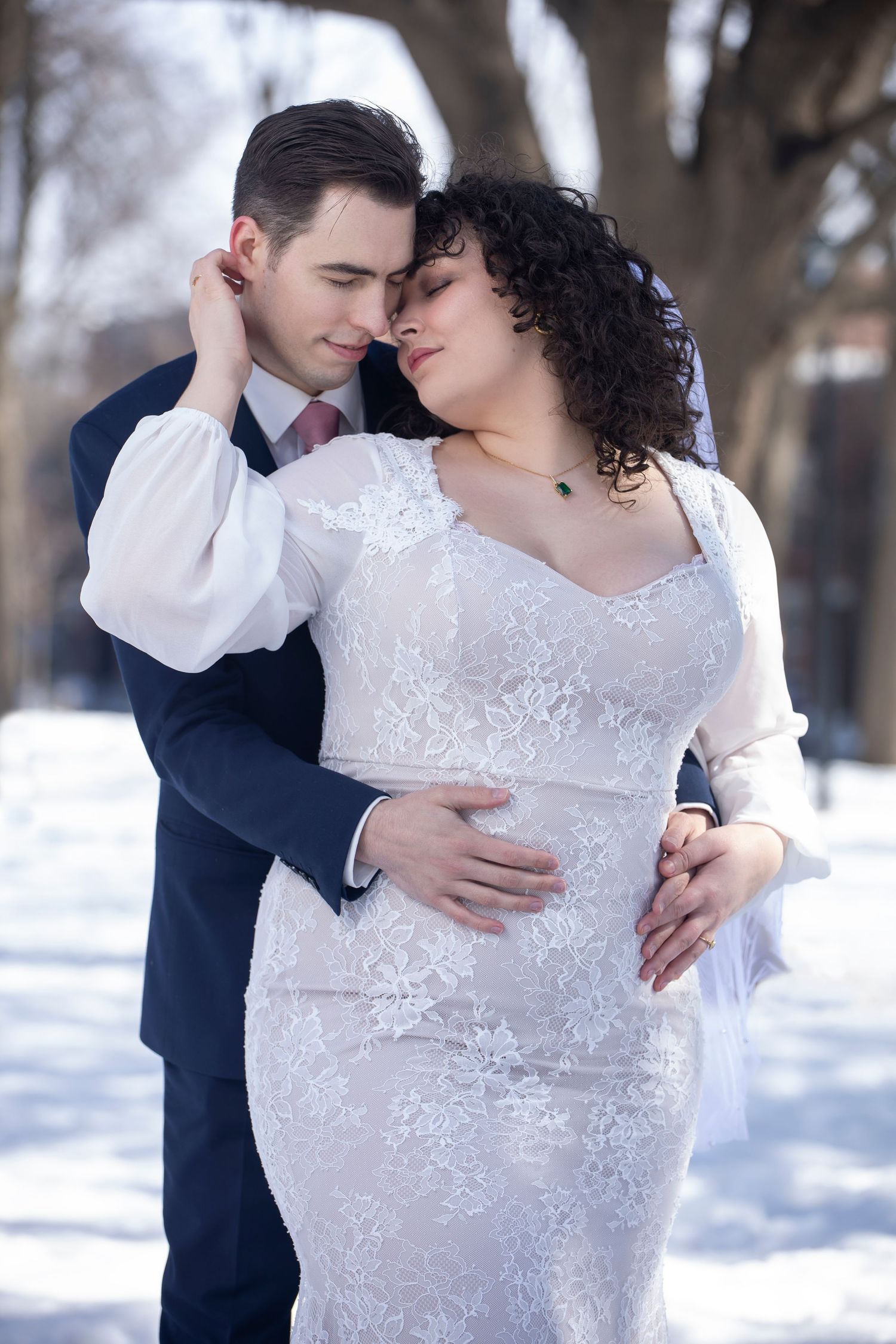 Photo de couple de mariage au style éditorial, soulignant la relation unique des mariés avec douceur et authenticité.
