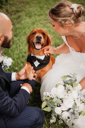 Brudpar med deras hund