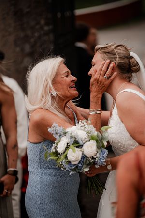 Gratulationer med känslor efter vigsel