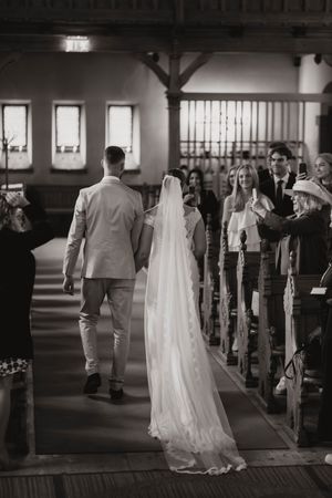 Brudpar går ut från kyrkan