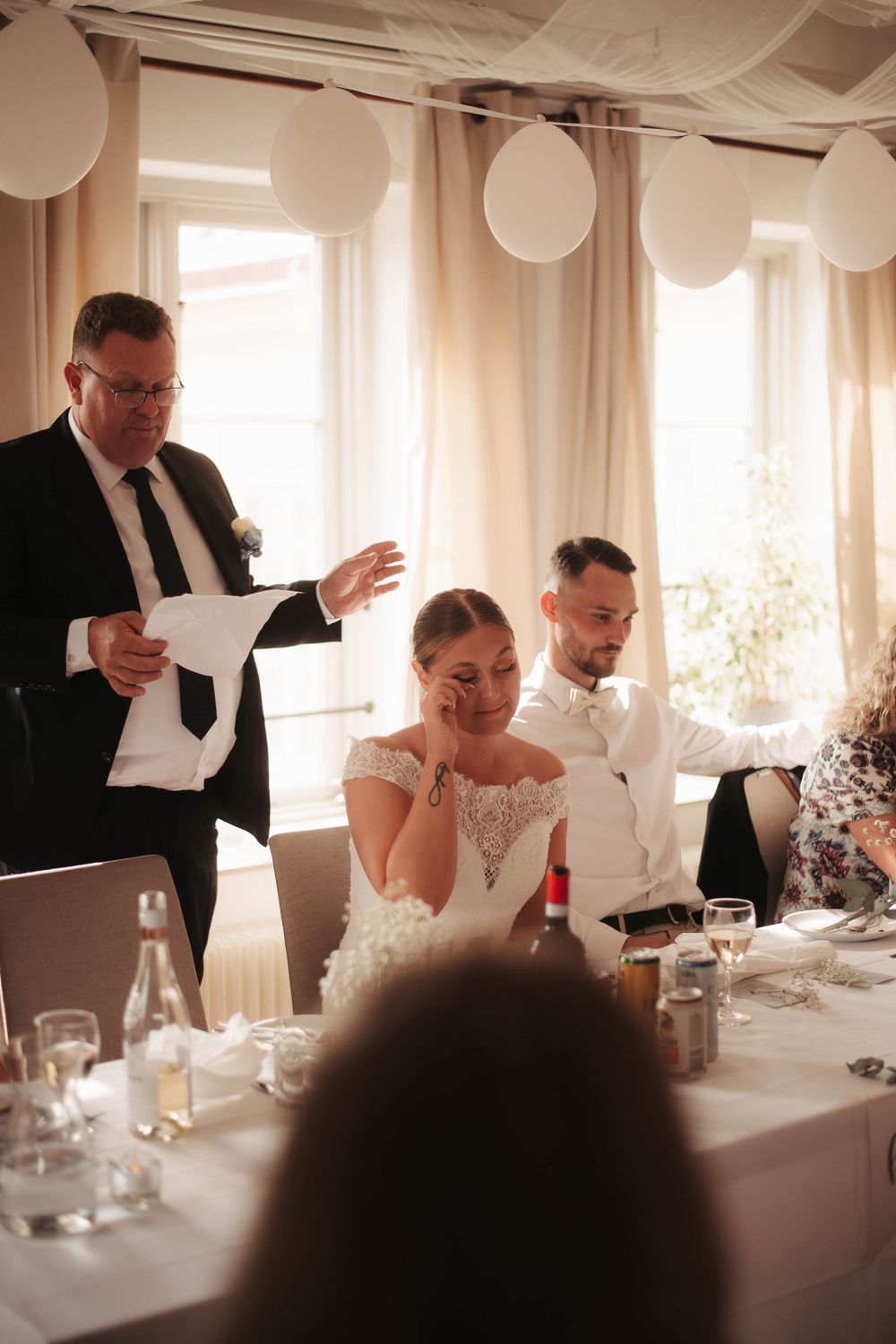 Brud som gråter av hennes pappas tal på hennes bröllop