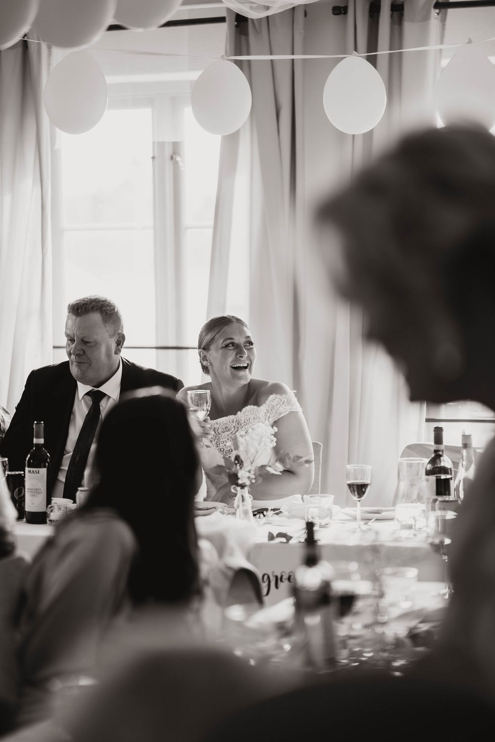 Bröllopsmiddag på djurgården i stockholm bruden skrattar åt ett bröllopstal