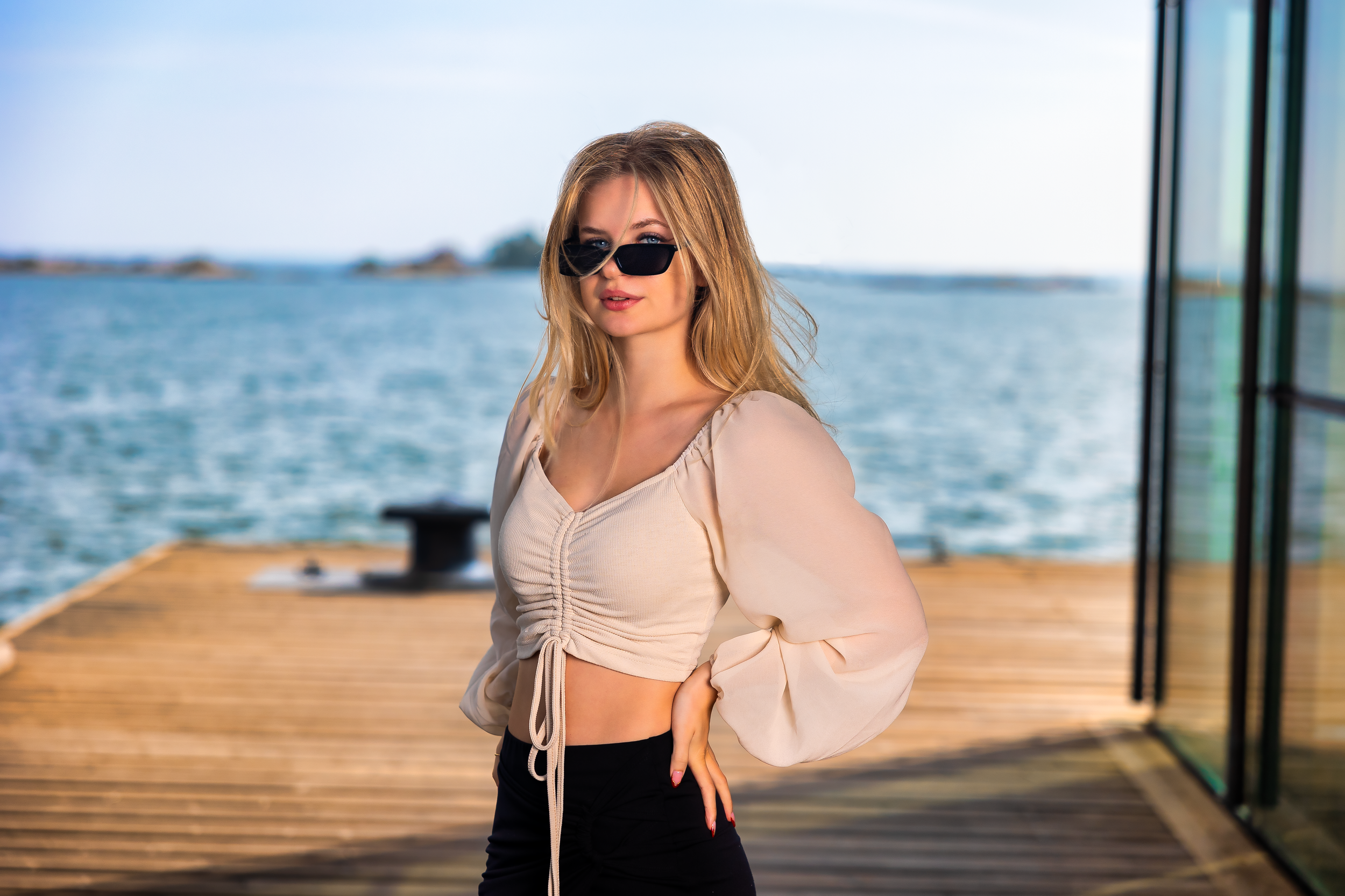 kvinna vid havet