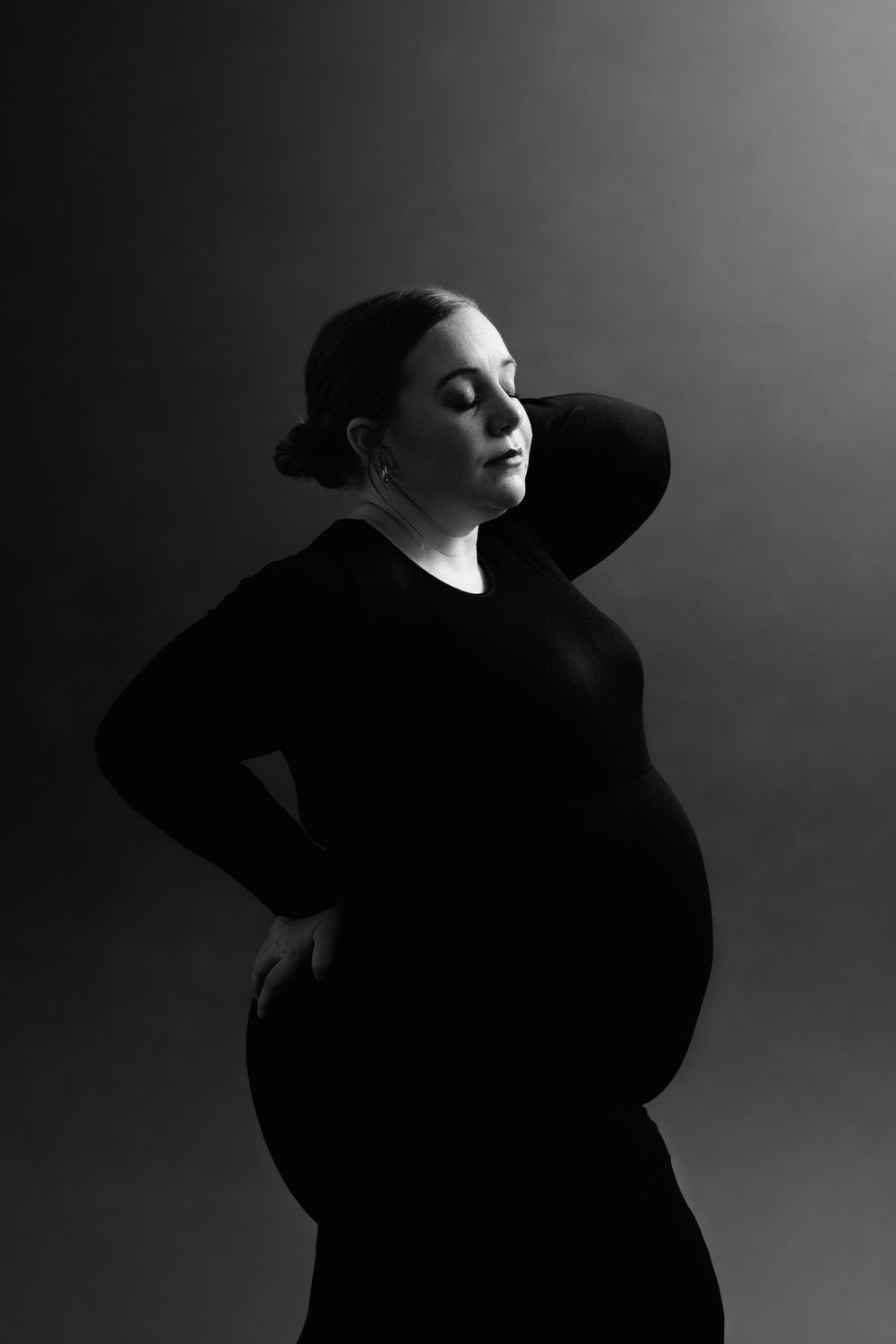 modern and minimalistic maternity photo in black and white