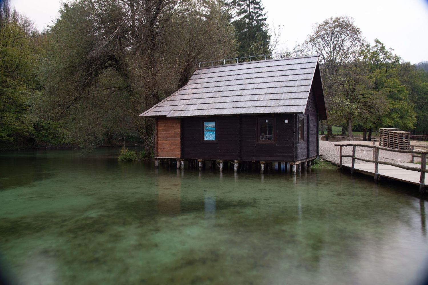 Casetta in legno su palafitte nelle acque turchesi dei Laghi di Plitvice