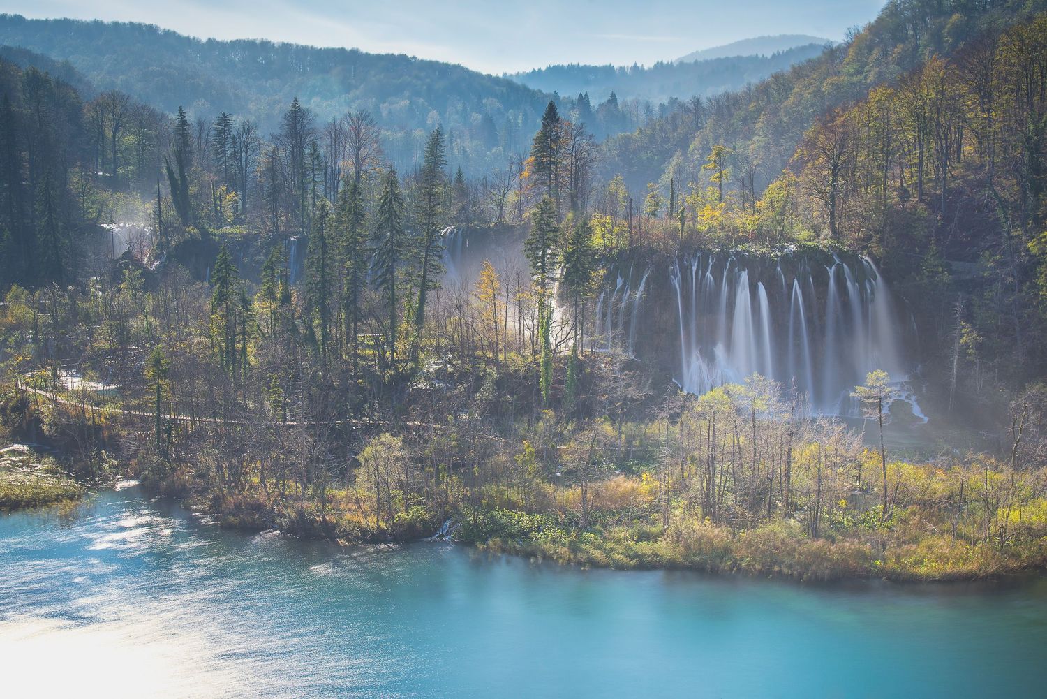 Vista panoramica delle cascate di Plitvice tra i boschi e il lago blu