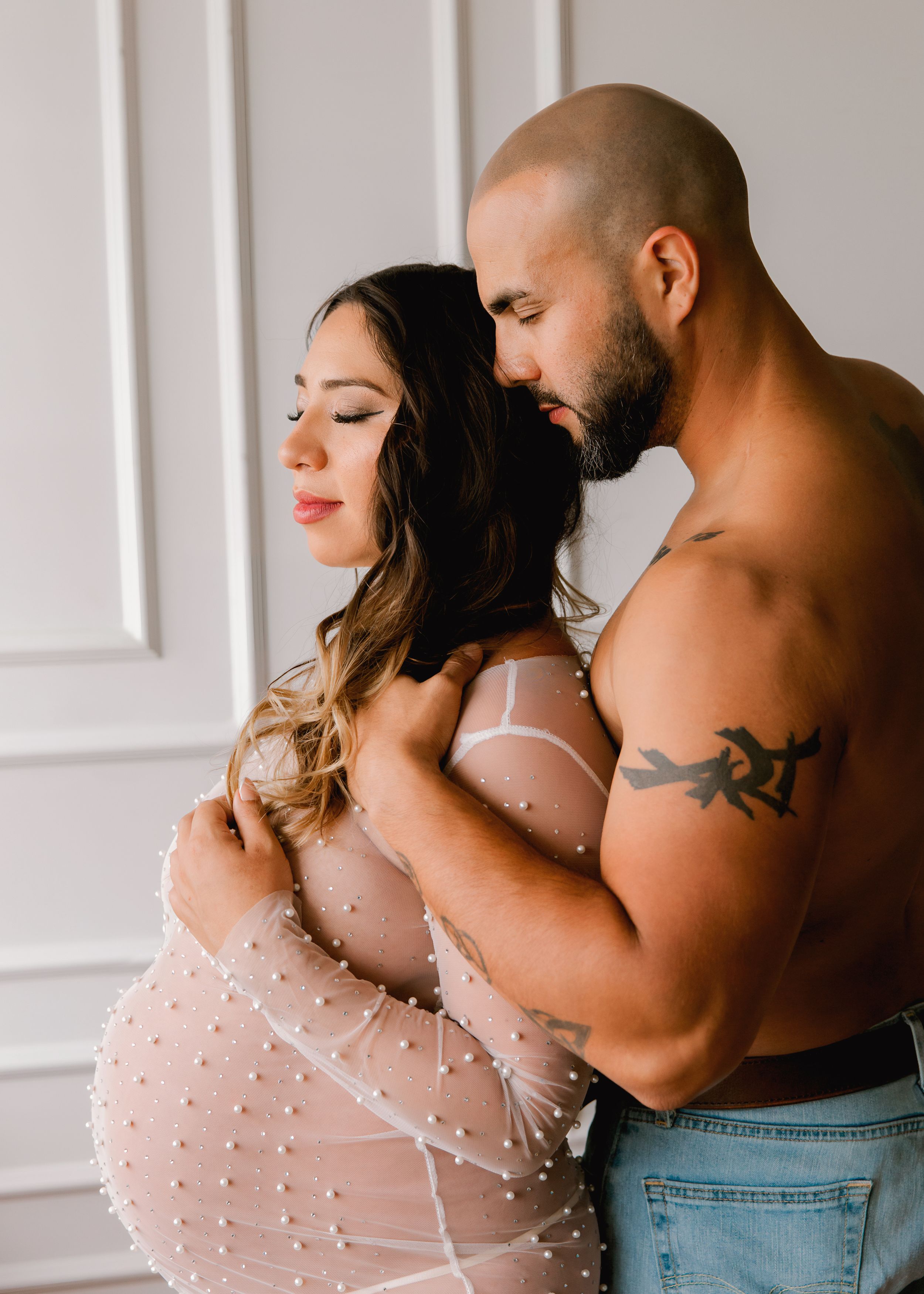 maternity session in Houston Texas with elegant, natural posing