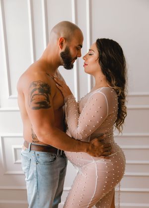 maternity session in Houston Texas with elegant, natural posing
