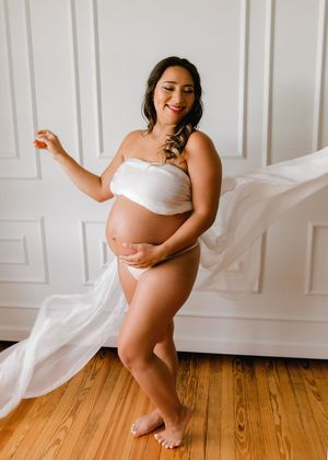 Elegant maternity session in Houston Texas with neutral styling
