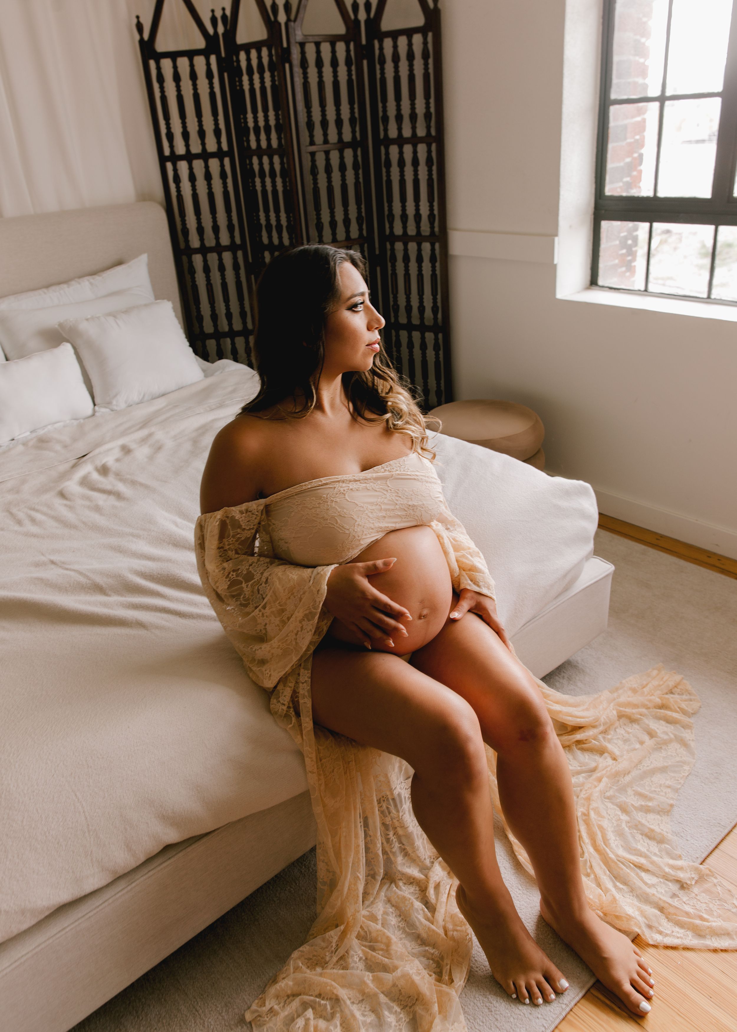 Elegant maternity session in Houston Texas with neutral styling