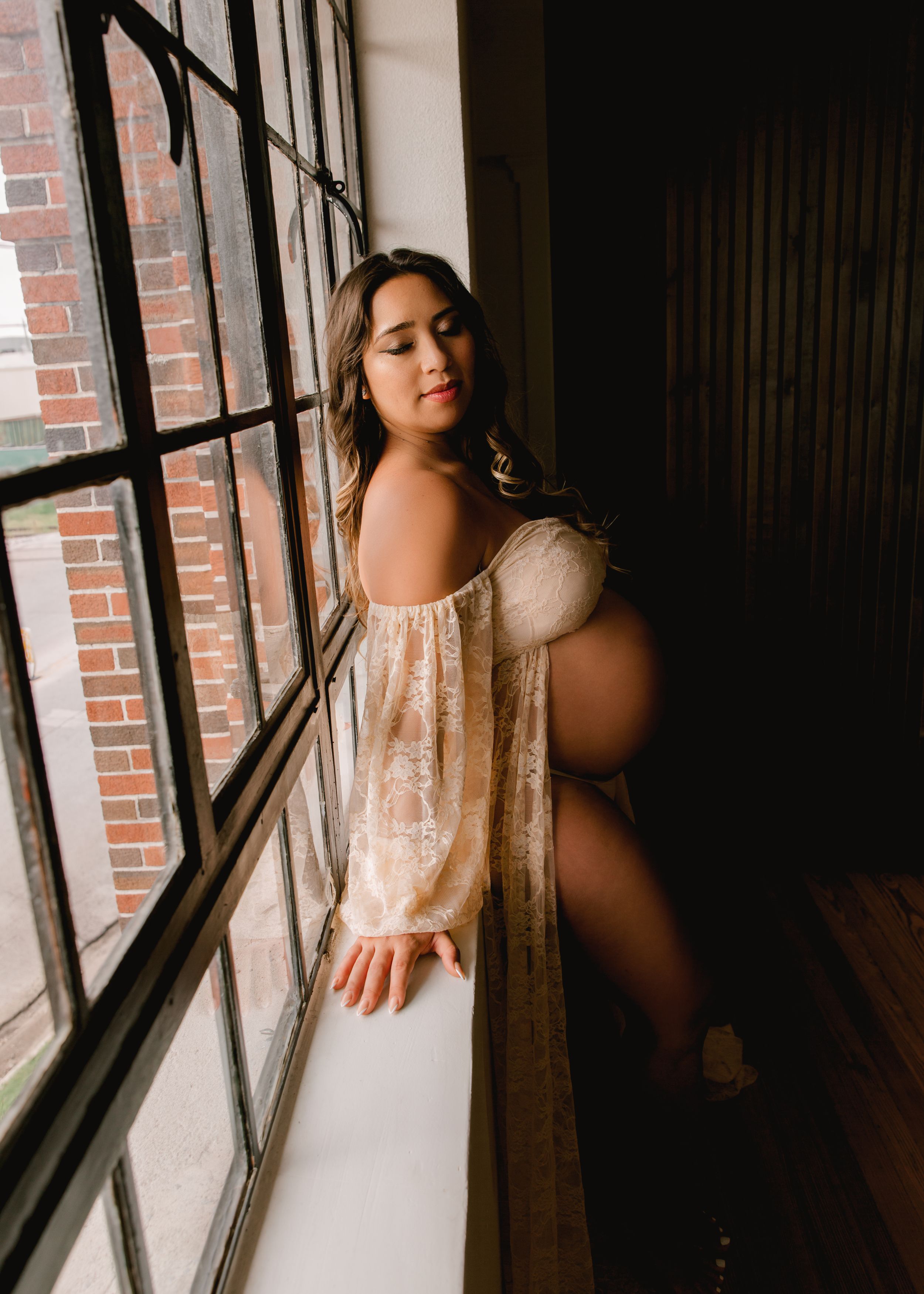 Elegant maternity session in Houston Texas with neutral styling