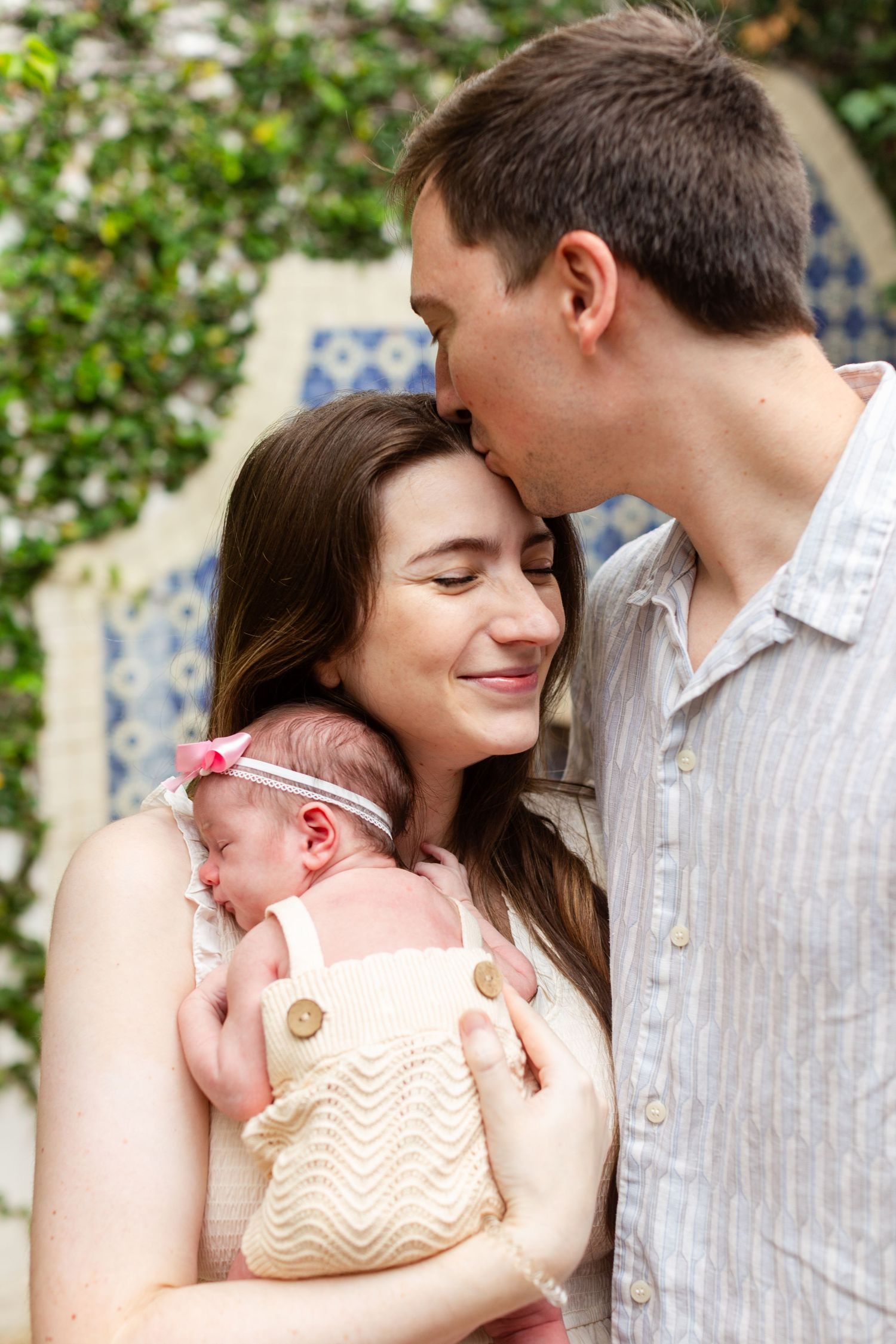 Portrait of a father, mother and newborn. In-home lifestyle newborn session in Guaynabo, Puerto Rico.