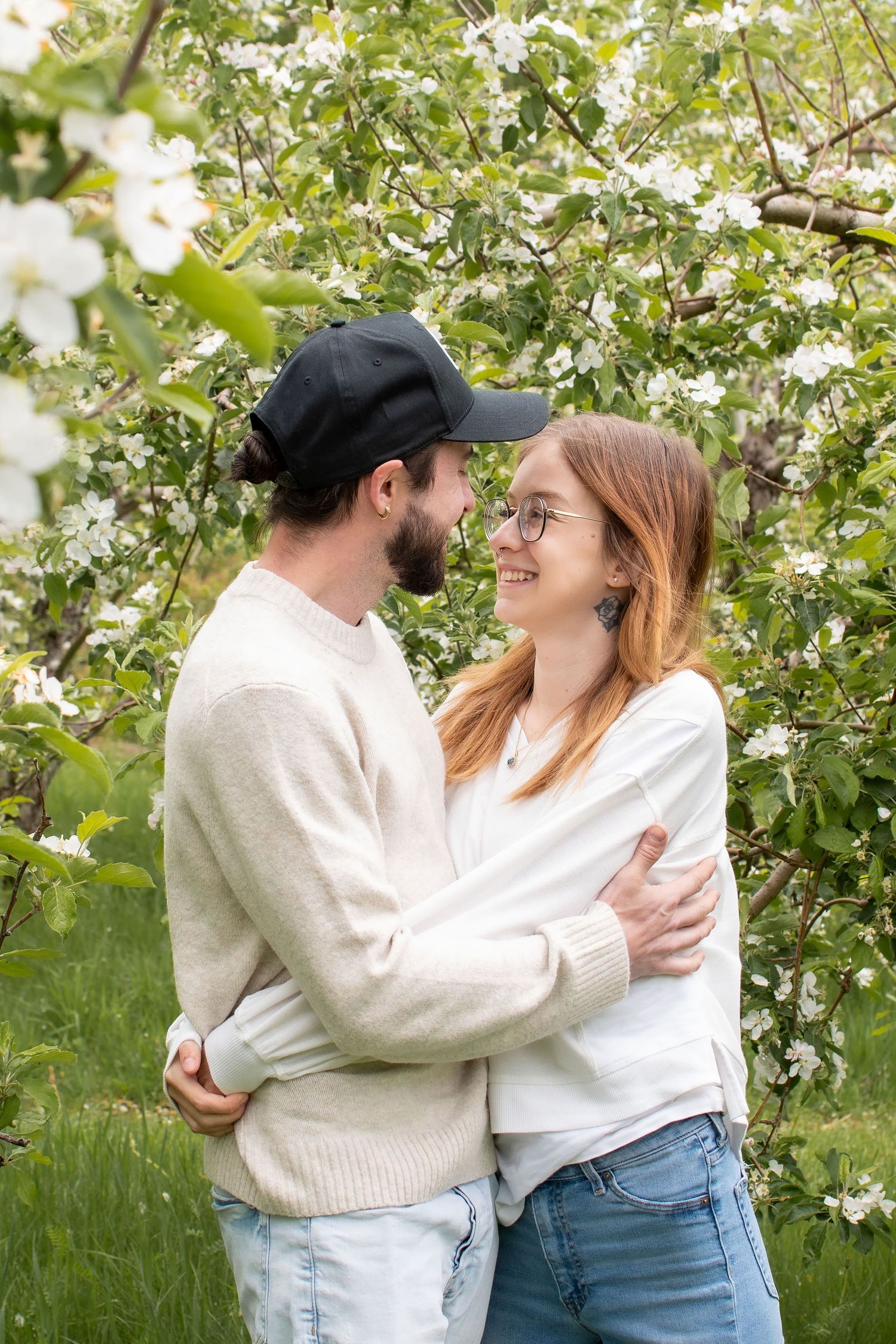 séance photo couple verger en fleurs, séance photo portrait, lifestyle,
