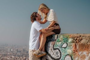 Natural couple portraits at the Carmel Bunkers in Barcelona