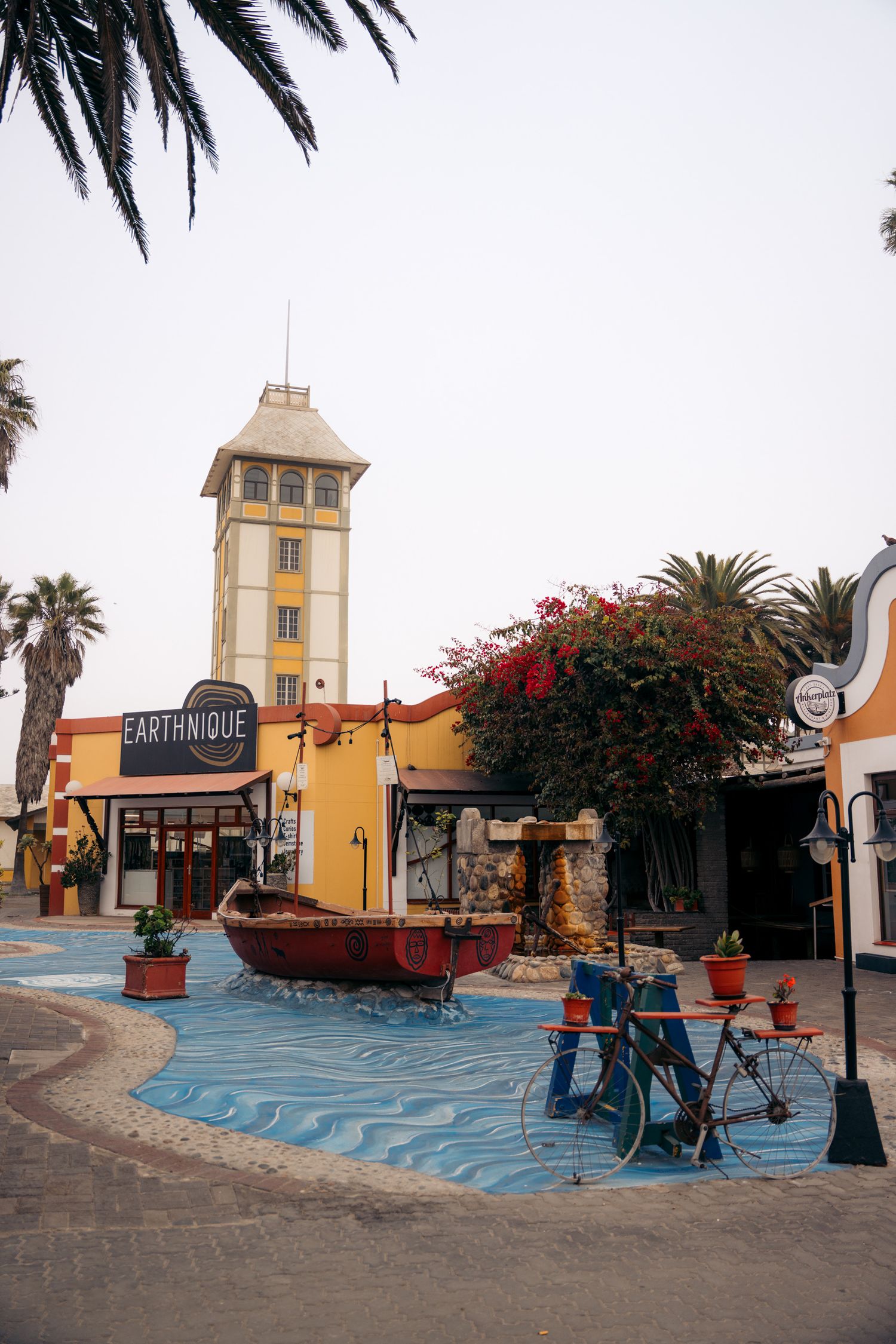 place colorée de swakopmund avec l'église jaune