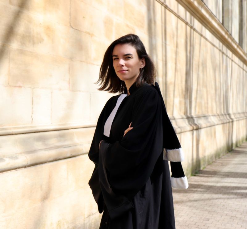 Portrait professionnel d’une avocate en tenue d’audience à Bordeaux
