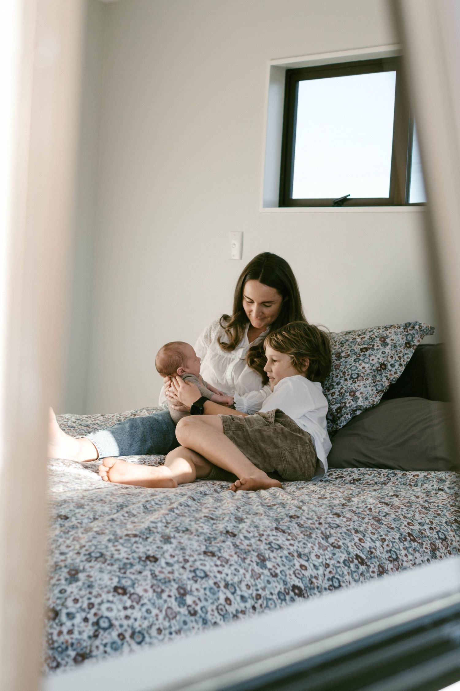 Coromandel peninsula family photography, a relaxed storytelling family in home newborn session
