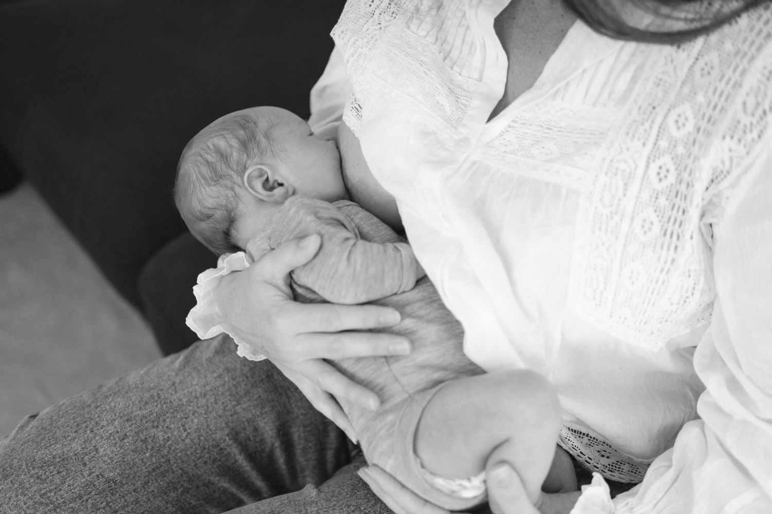 Coromandel peninsula family photography, a relaxed storytelling family in home newborn session