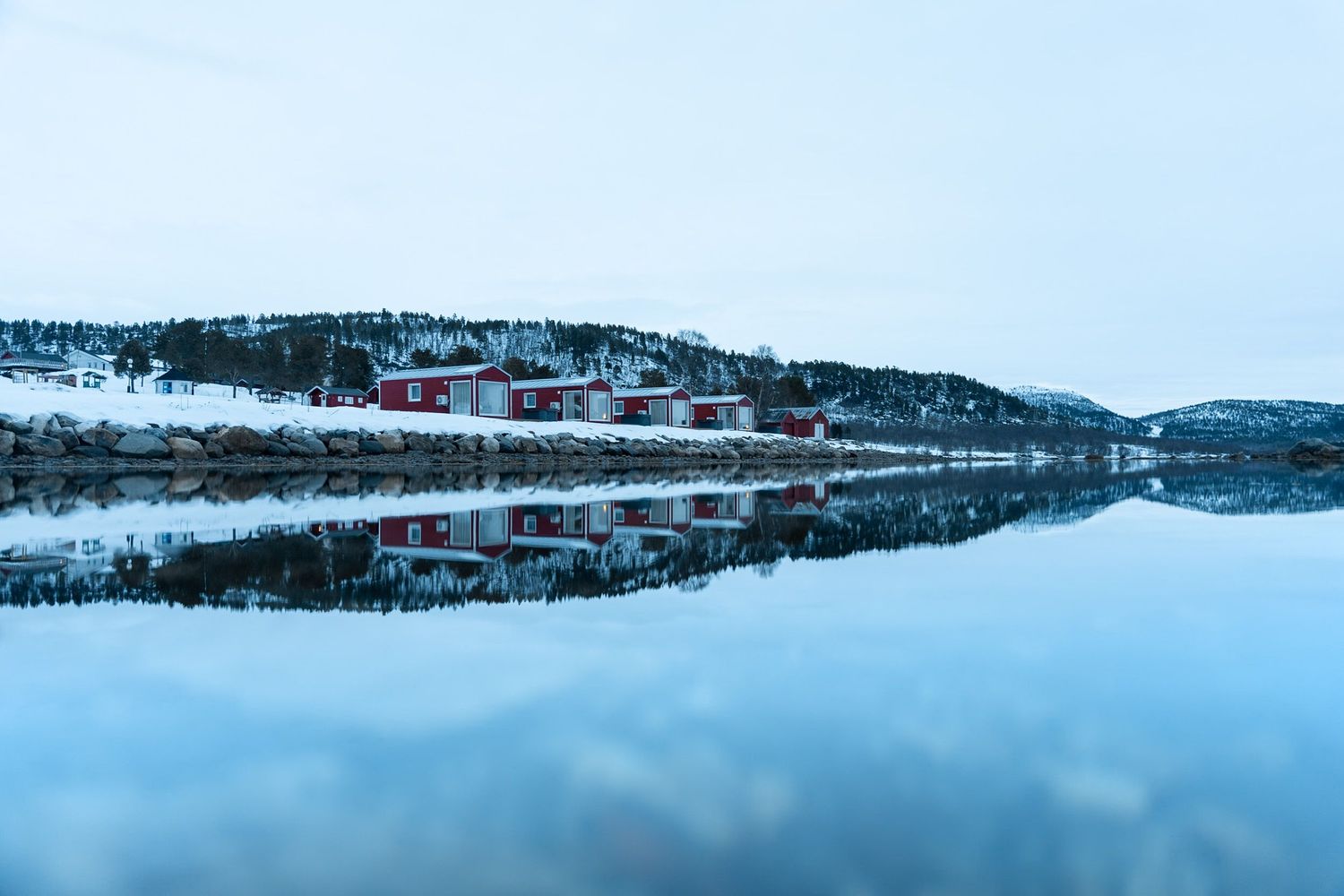 4 cabanes de pêcheur rouges au bord du fjord à senja, hôtel norwegian wild