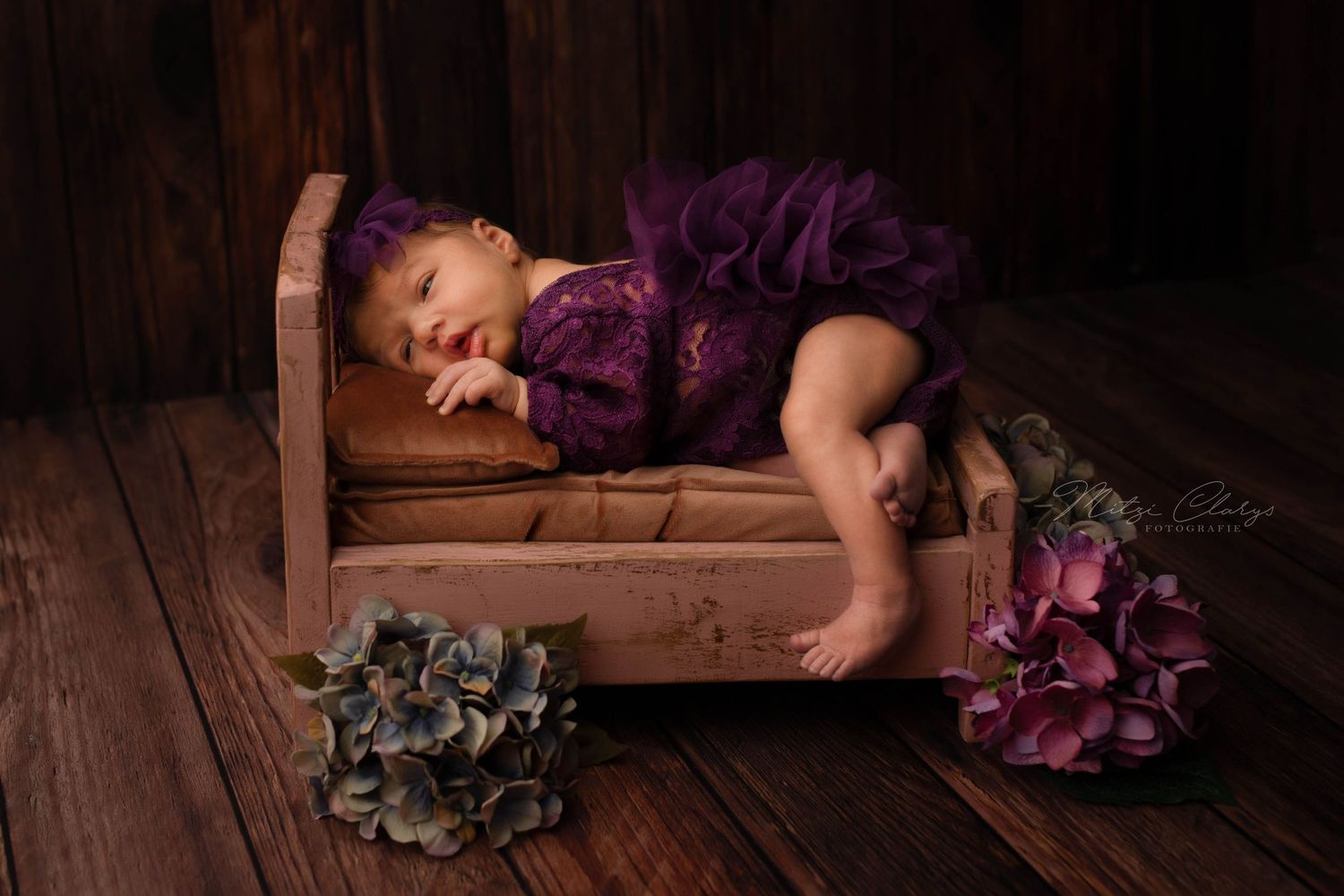 Newbornfotografie met bedje, wraps en accessoires in de studio