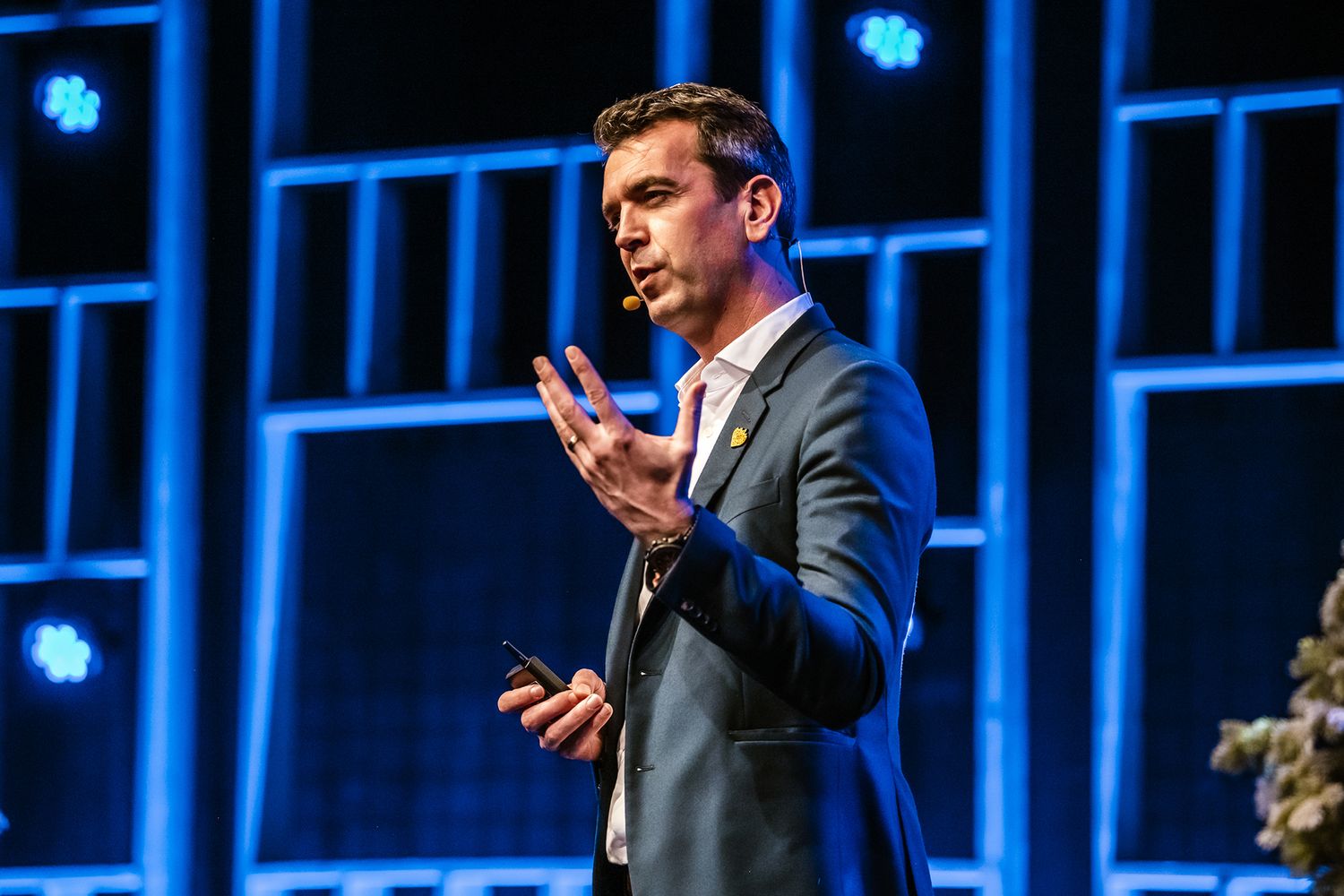 Spreker geeft een presentatie op het podium tijdens een bedrijfsevent van Axxes
