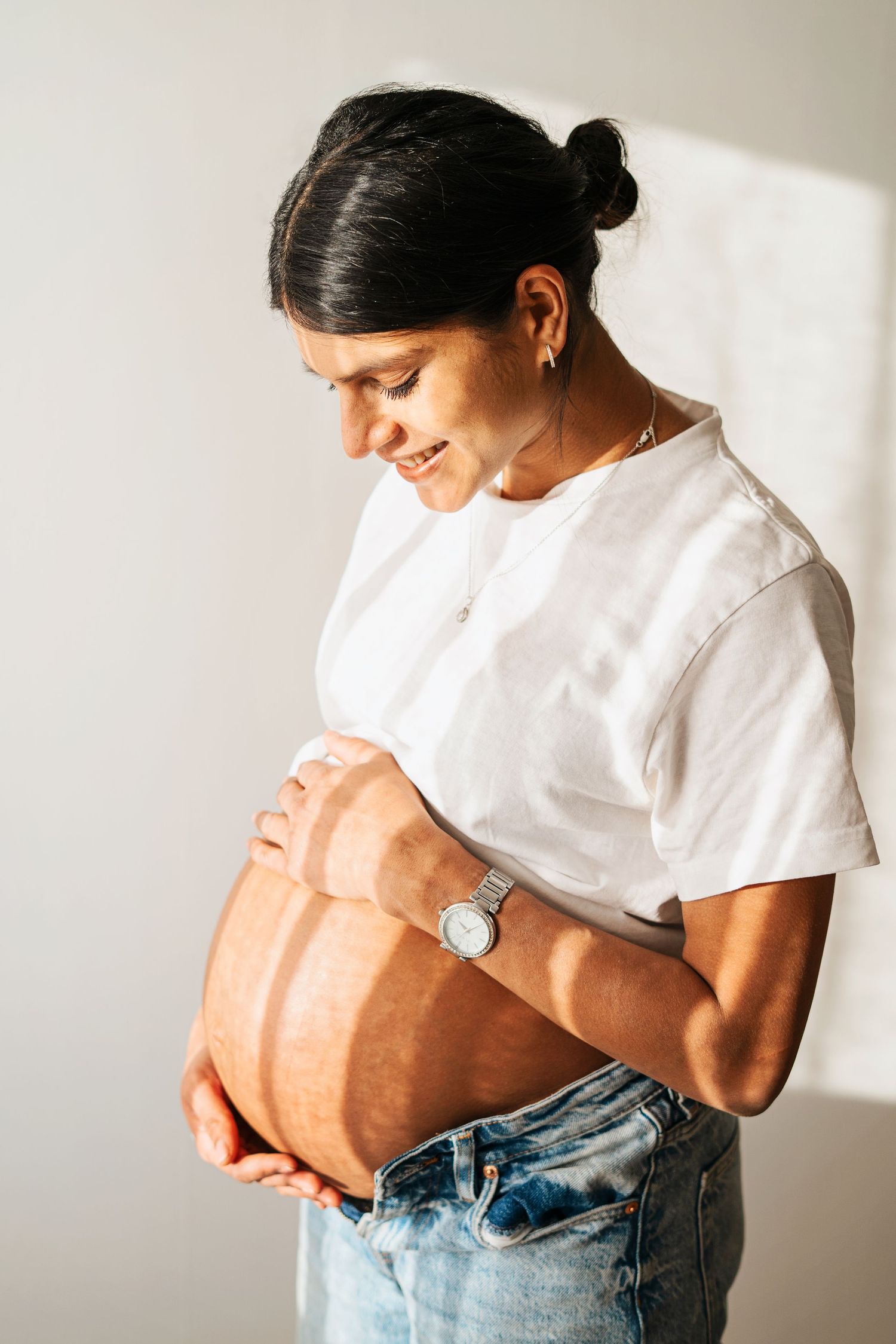 Gravid kvinna i solljuset i min studio i Sandviken