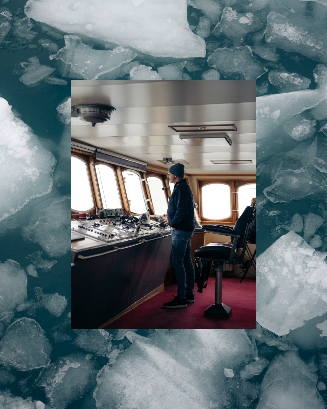 commandant du bateau en passerelle pour naviguer dans les eaux arctiques du spitberg