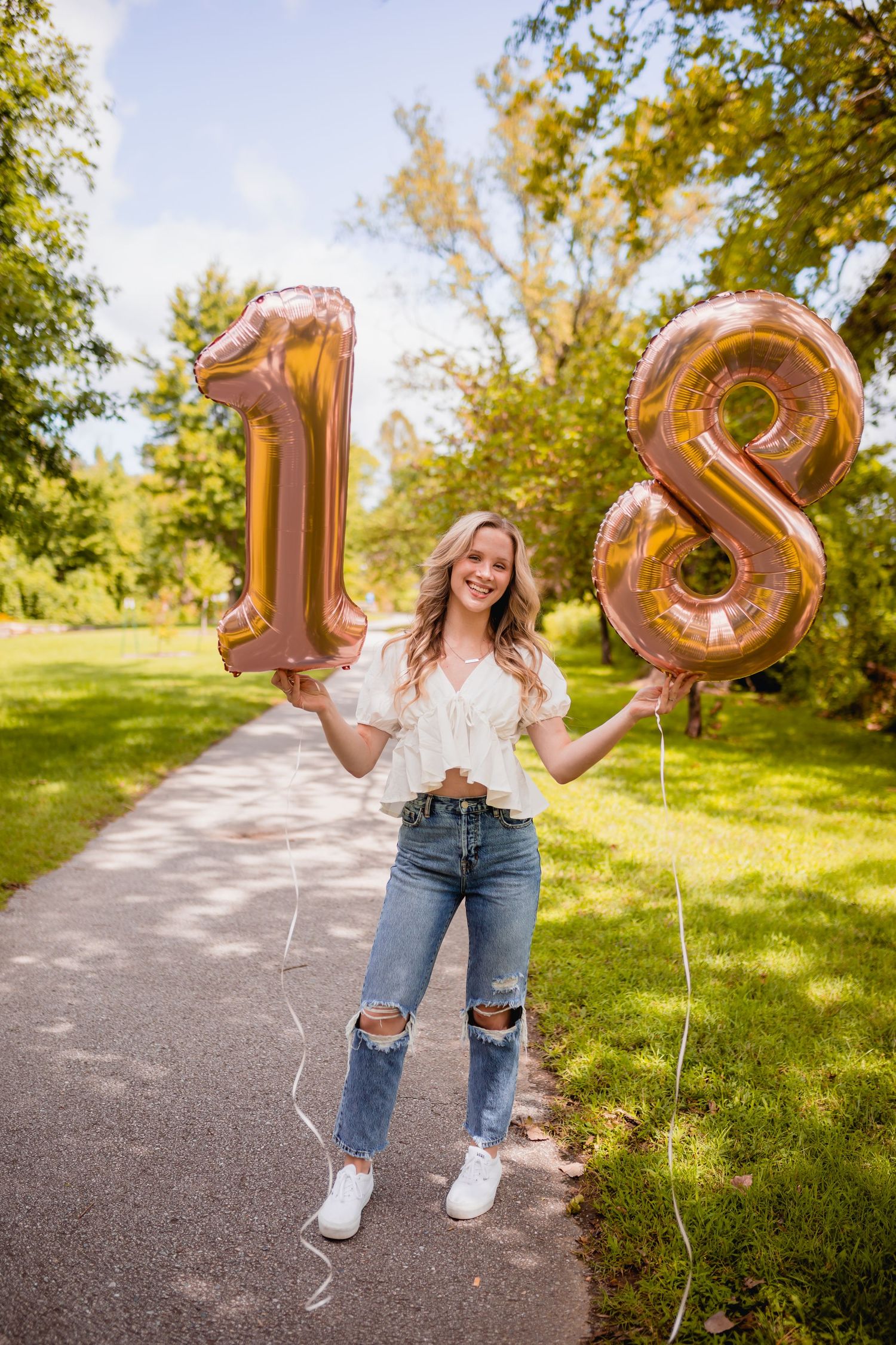 morgan lea photography senior in branson with balloons