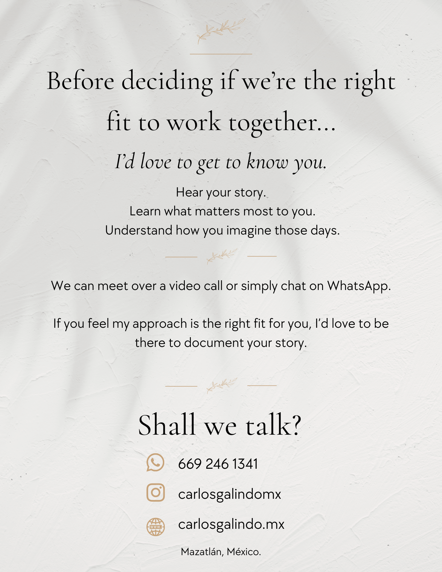 Elegant photographer contact card inviting clients to connect via WhatsApp or video call, featuring Carlos Galindo's details.