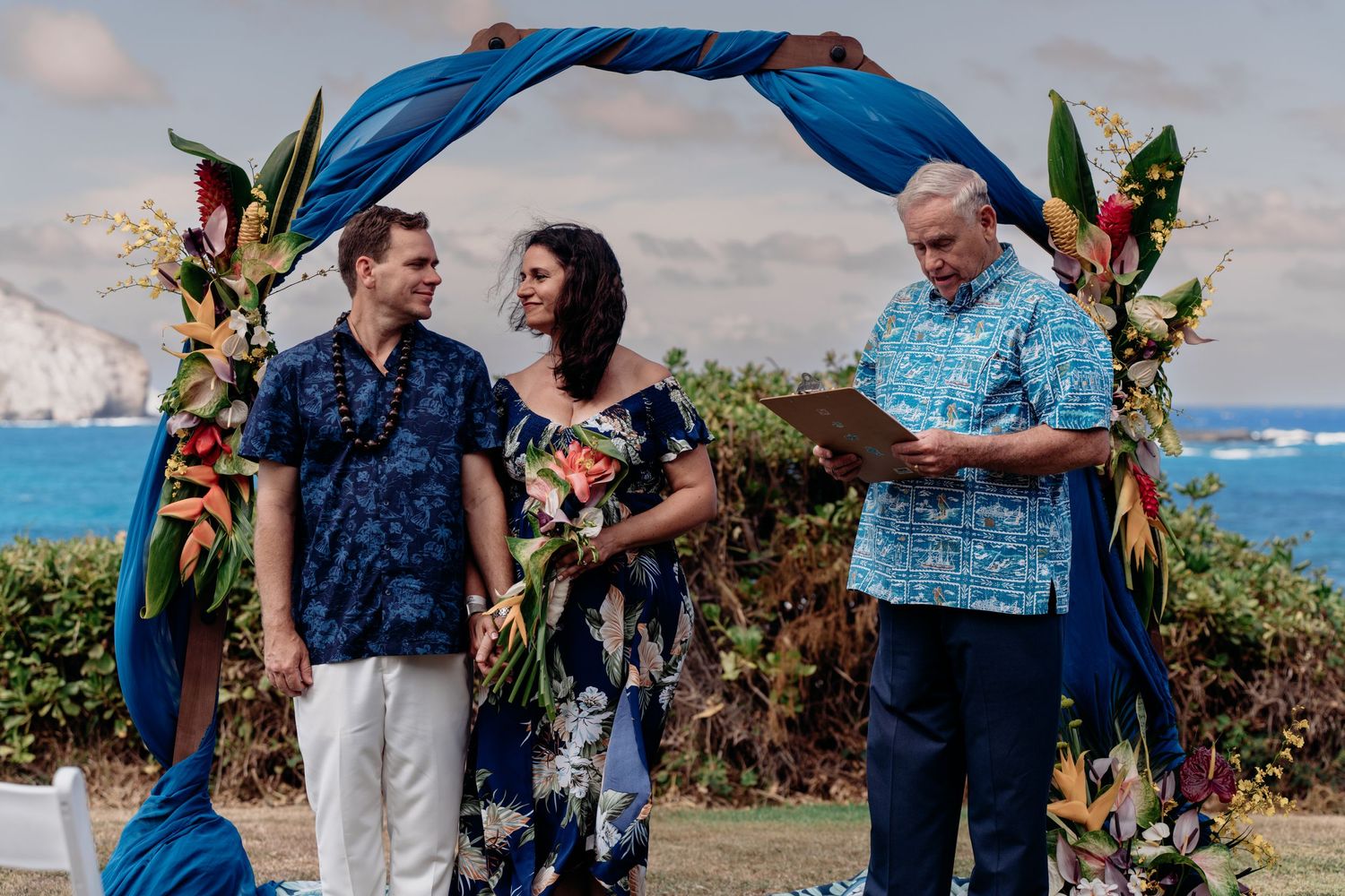 Wedding photographer Oahu Hawaii
Couple Photoshoot 
wedding at the beach photoshoot
Beach wedding Oahu Hawaii
Beach ceremony Oahu Hawaii