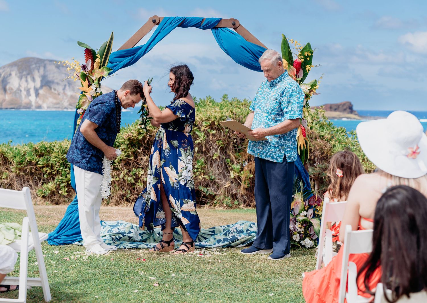 Wedding photographer Oahu Hawaii
Couple Photoshoot 
wedding at the beach photoshoot
Beach wedding Oahu Hawaii
Beach ceremony Oahu Hawaii