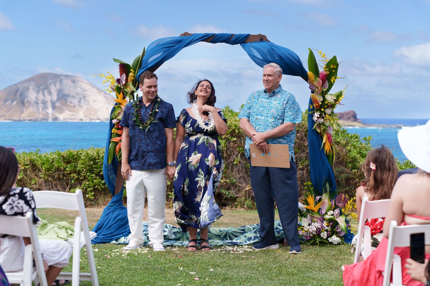 Wedding photographer Oahu Hawaii
Couple Photoshoot 
wedding at the beach photoshoot
Beach wedding Oahu Hawaii
Beach ceremony Oahu Hawaii