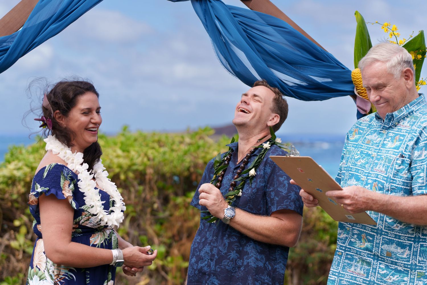 Wedding photographer Oahu Hawaii
Couple Photoshoot 
wedding at the beach photoshoot
Beach wedding Oahu Hawaii
Beach ceremony Oahu Hawaii