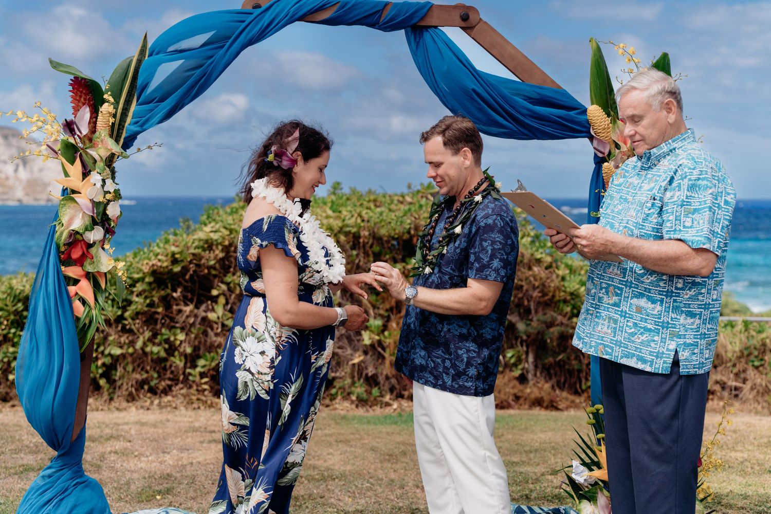 Wedding photographer Oahu Hawaii
Couple Photoshoot 
wedding at the beach photoshoot
Beach wedding Oahu Hawaii
Beach ceremony Oahu Hawaii