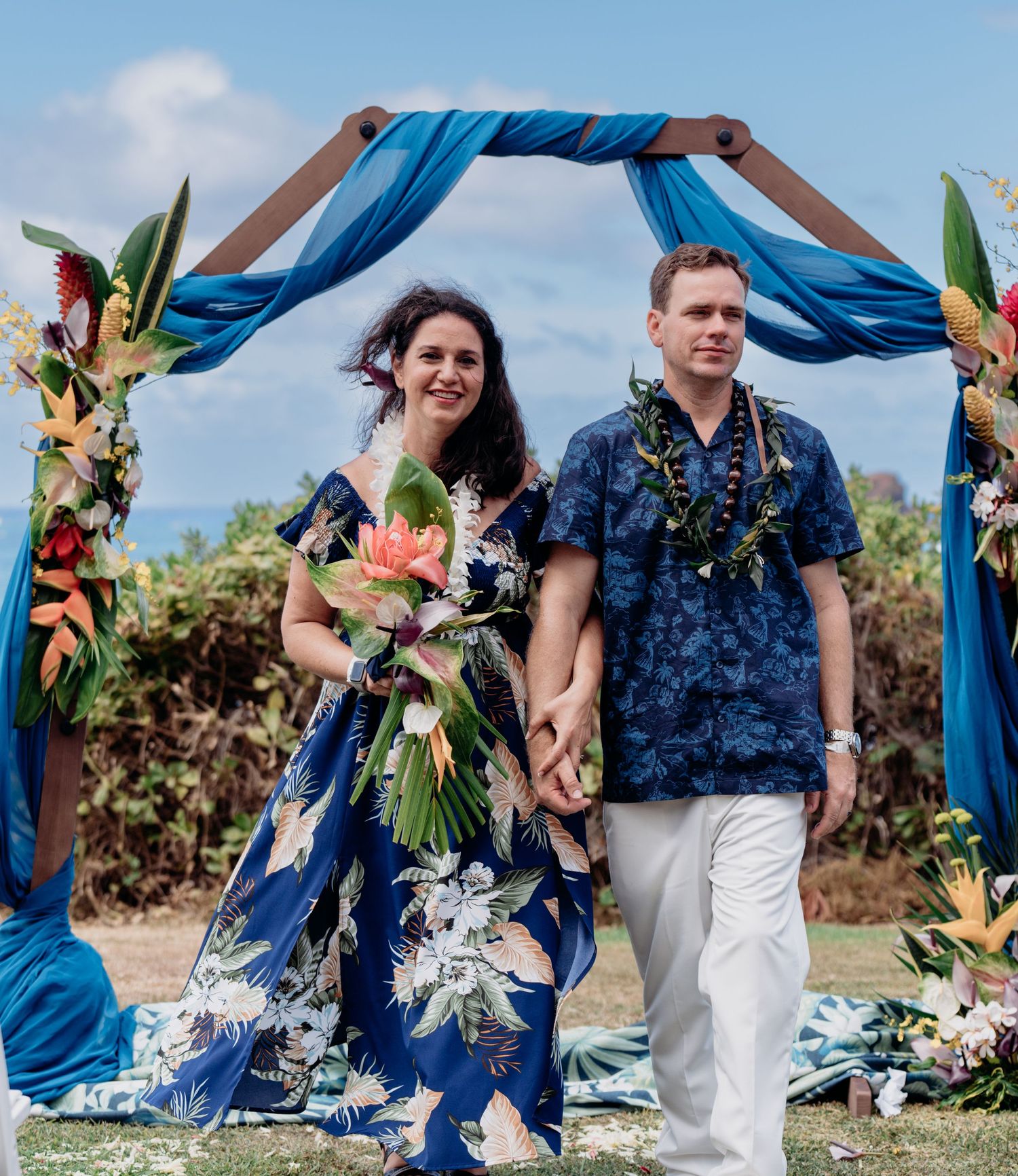 Wedding photographer Oahu Hawaii
Couple Photoshoot 
wedding at the beach photoshoot
Beach wedding Oahu Hawaii
Beach ceremony Oahu Hawaii