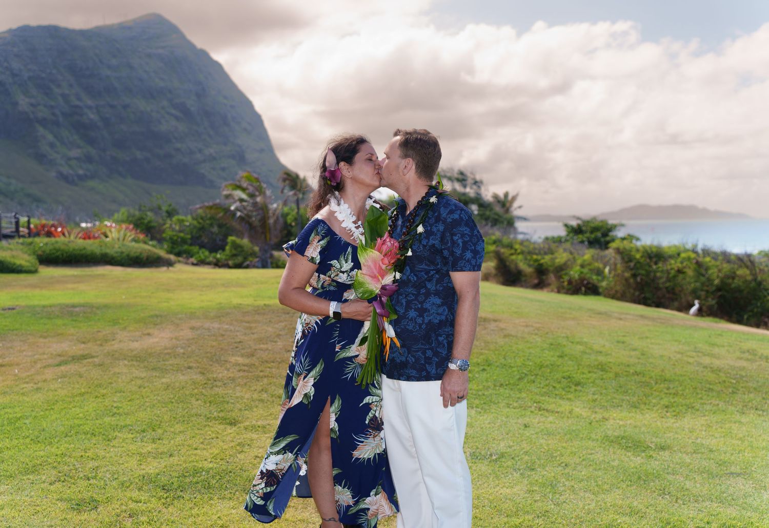 Wedding photographer Oahu Hawaii
Couple Photoshoot 
wedding at the beach photoshoot
Beach wedding Oahu Hawaii
Beach ceremony Oahu Hawaii