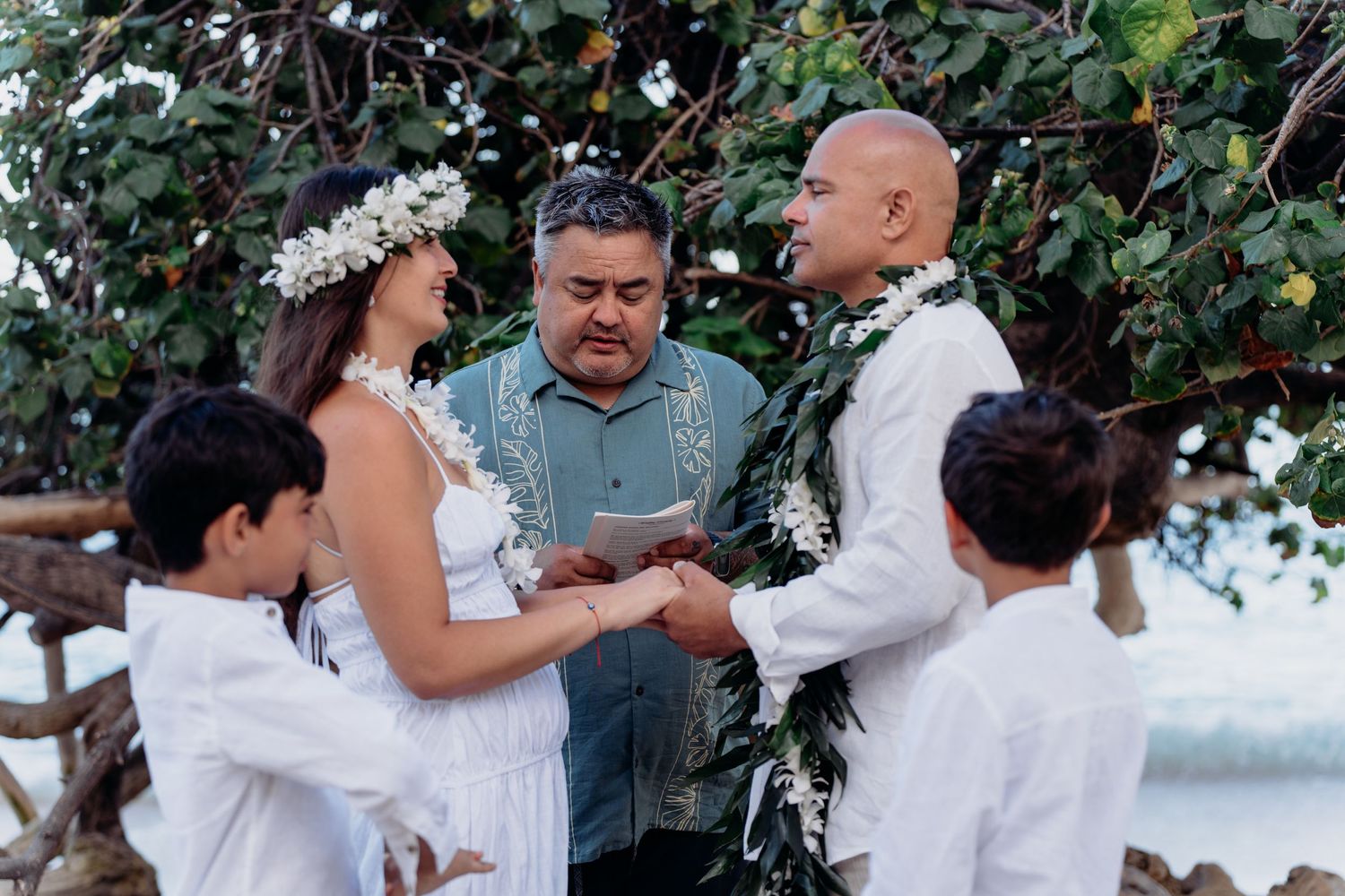 Wedding photographer Oahu Hawaii
Couple Photoshoot 
wedding at the beach photoshoot
Beach wedding Oahu Hawaii
Beach ceremony Oahu Hawaii