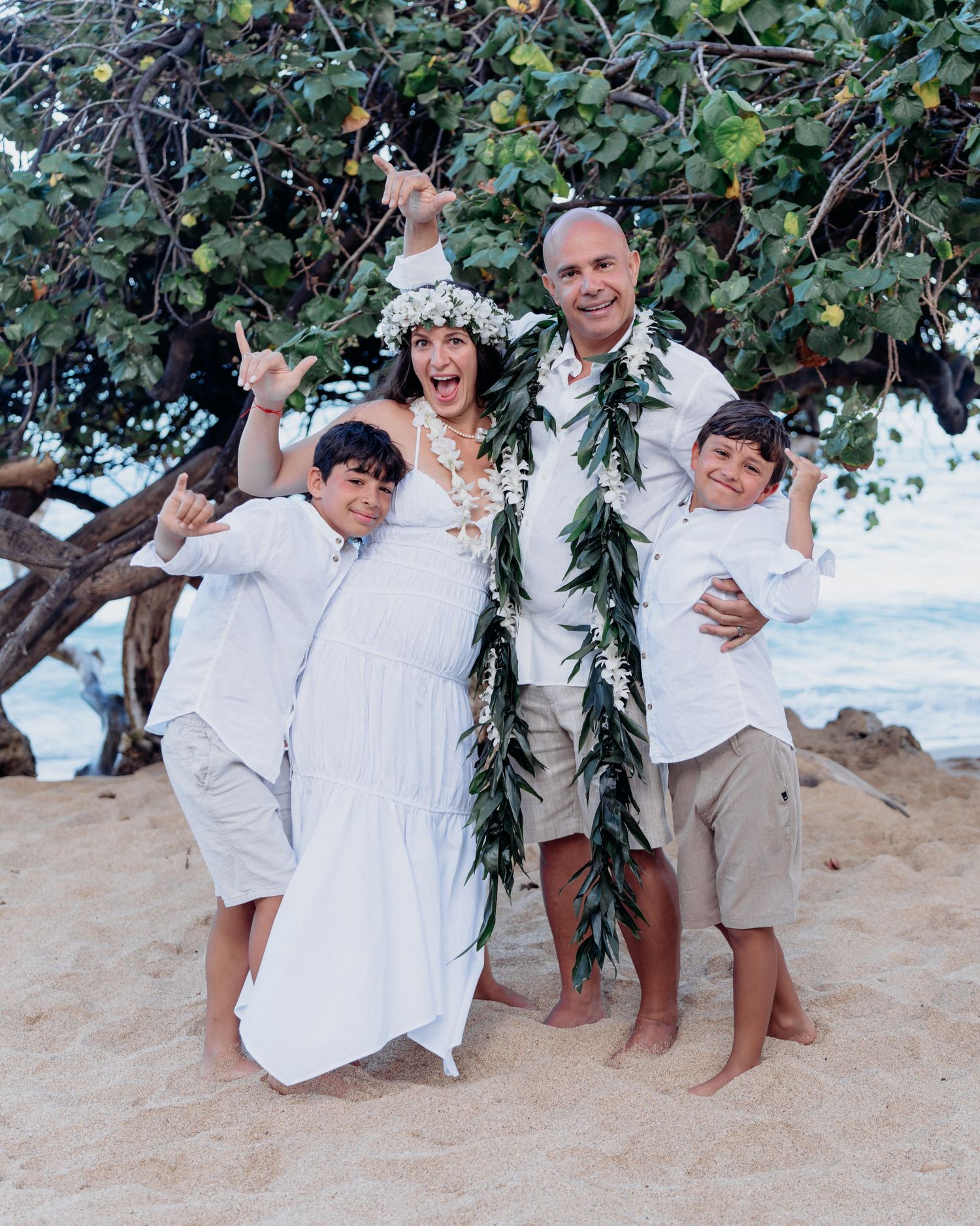Wedding photographer Oahu Hawaii
Couple Photoshoot 
wedding at the beach photoshoot
Beach wedding Oahu Hawaii
Beach ceremony Oahu Hawaii