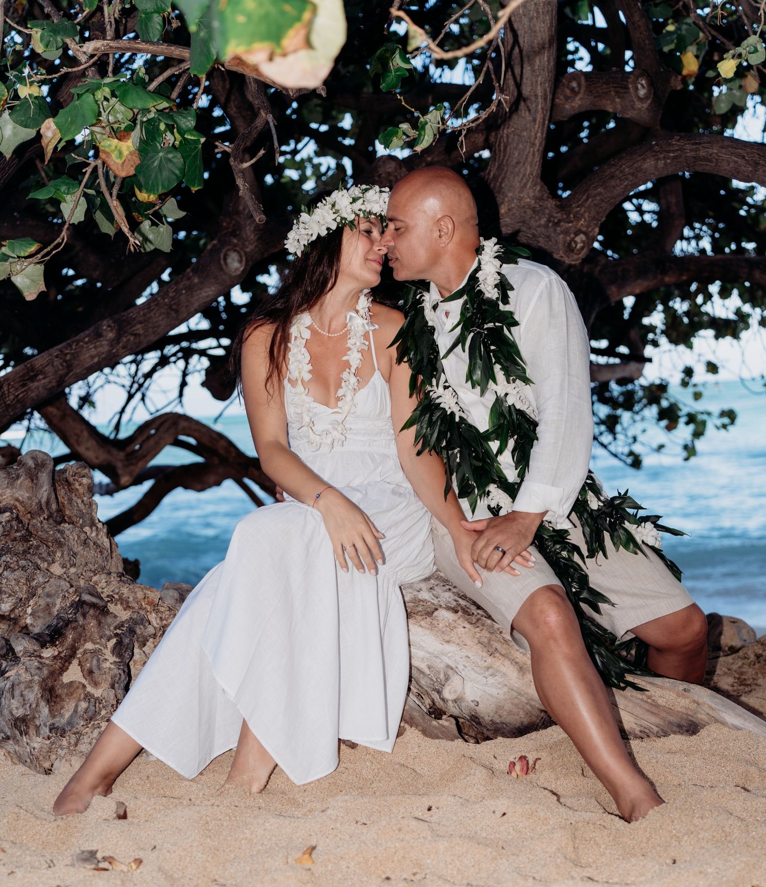 Wedding photographer Oahu Hawaii
Couple Photoshoot 
wedding at the beach photoshoot
Beach wedding Oahu Hawaii
Beach ceremony Oahu Hawaii