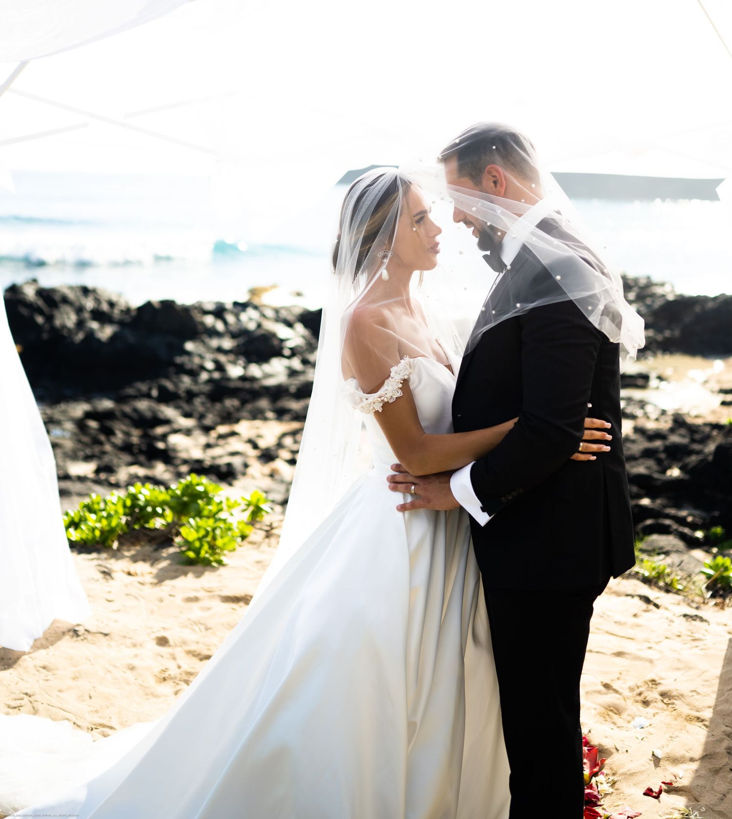 Wedding photographer Oahu Hawaii
Couple Photoshoot 
wedding at the beach photoshoot
Beach wedding Oahu Hawaii
Beach ceremony Oahu Hawaii