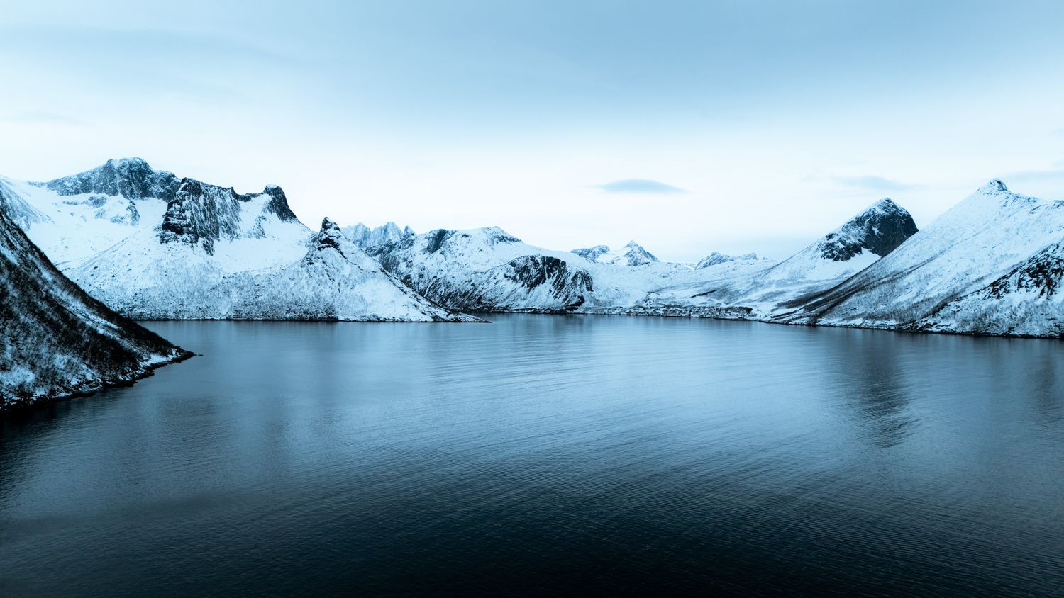 husoy à senja entouré des montagnes enneigées pendans l'hiver norvégien