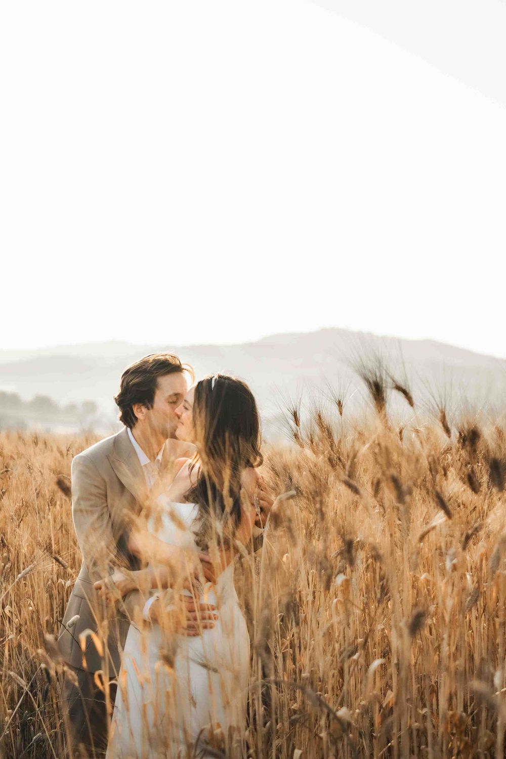 Servizio di coppia romantico tra i campi di grano dorati nella campagna di Padova, fotografo di matrimoni in Veneto.