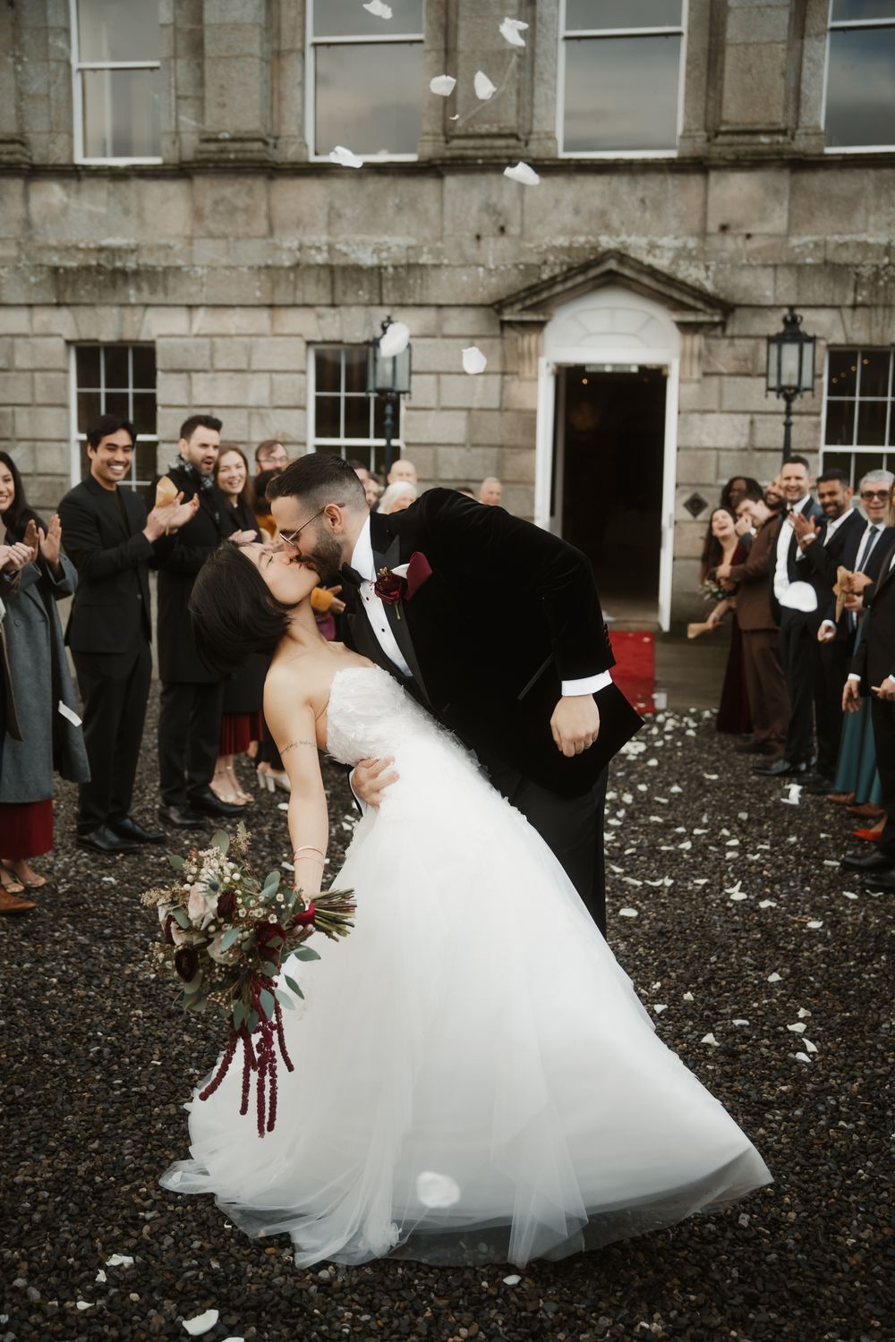 Caschè di uno sposo a la sposa appena fatta l'uscita dalla cerimonia.
