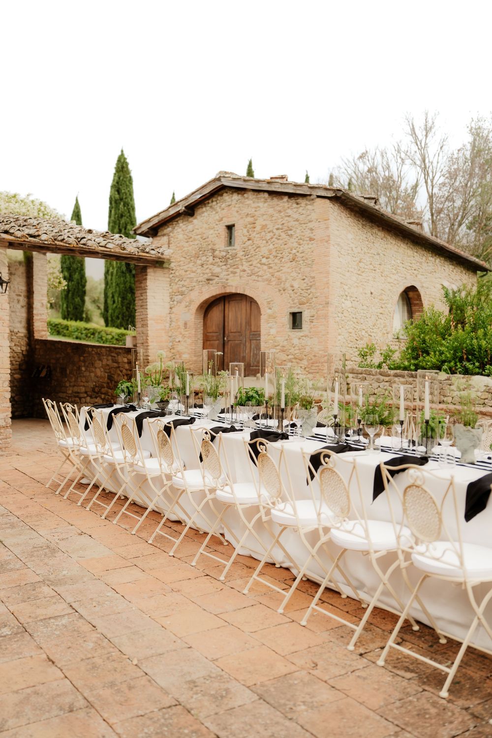 Una tavola allestita all'aperto per il pizza party in Toscana di un destination wedding.