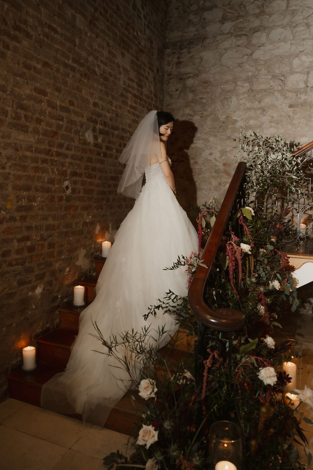 Ritratto di una sposa su una scala, elegante, con candele.