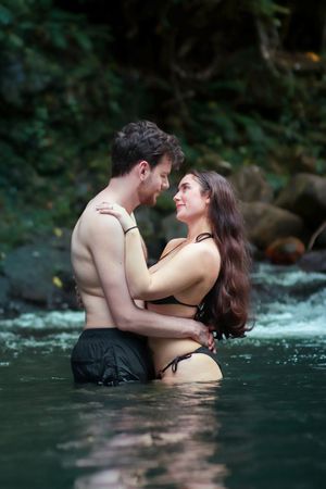 Check out this sweet engagement photoshoot session at El Yunque Rainforest. Photoshoot by Albert Ray Photo, Puerto Rico Photographer. Jungle