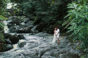 Check out this sweet engagement photoshoot session at El Yunque Rainforest. Photoshoot by Albert Ray Photo, Puerto Rico Photographer Jungle.