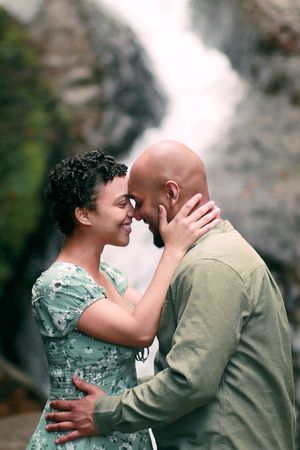 Check out this sweet engagement photoshoot session at El Yunque Rainforest. Photoshoot by Albert Ray Photo, Puerto Rico Photographer Jungle.