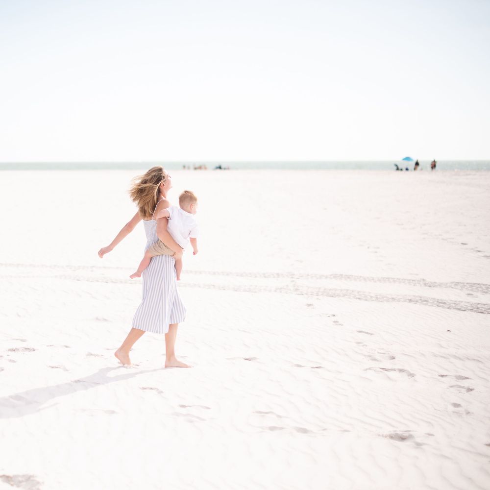 White sandy beach photographer. Posed and natural style pictures. How to pose for family pictures. what to wear for beach photos. Best color
