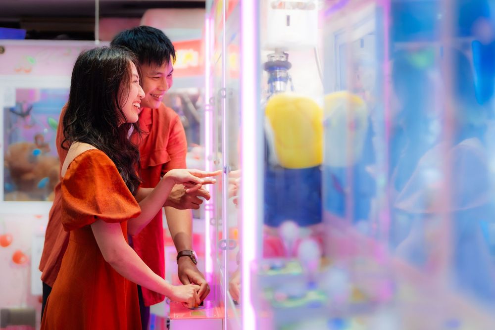 a couple and the claw machine in Ximending